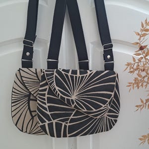 Sac besace nymphéas fond noir