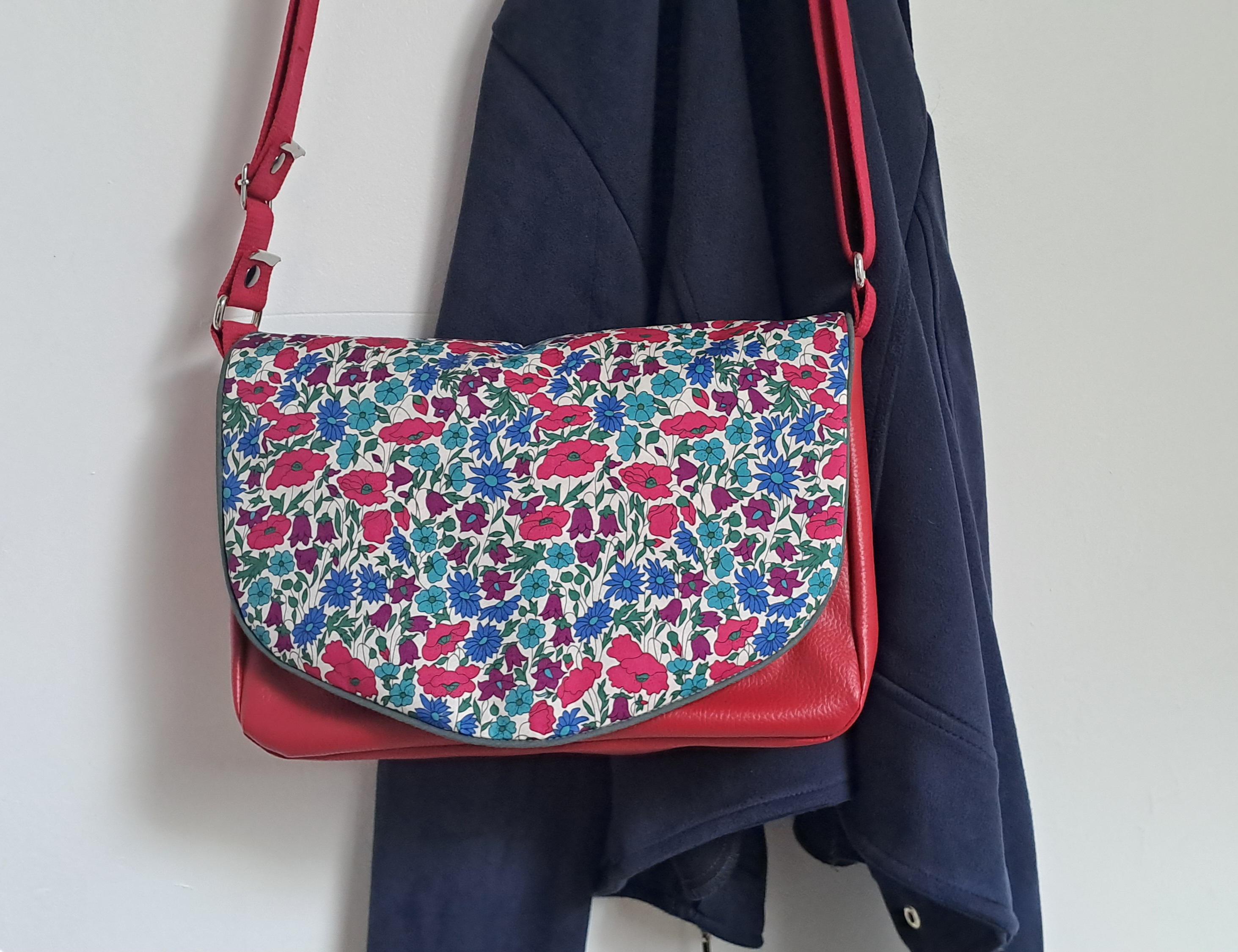 Bolso bandolera de mujer en polipiel roja y tejido Liberty Poppy and Daisy, amapolas