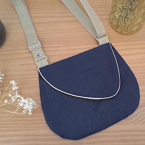 Marineblaue Umhängetasche aus Leinen mit verstellbarem Riemen aus goldenen Pailletten