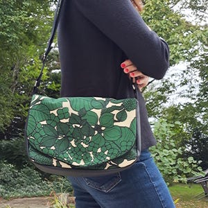 Sac à main bandoulière femme en simili cuir noir et tissu imprimé feuilles vertes - Sac à main personnalisable