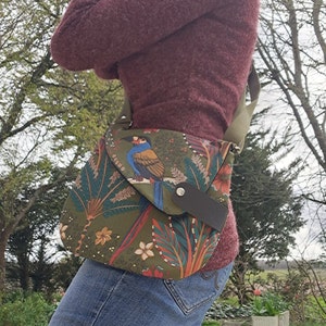 Sac besace toile kaki imprimé tropical