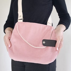 Sac besace velours côtelé rose