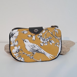 Bolsa de tecido mostarda com pássaro e flor - Bolsa pequena personalizável com zíper