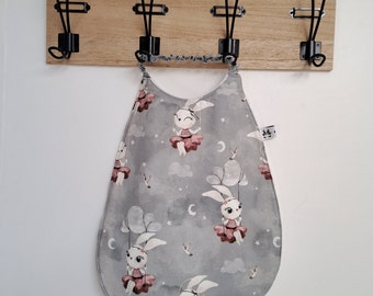 Serviette maternelle personnalisée avec cou élastiqué facile à enfiler - Thème lapins - Broderie du prénom/nom