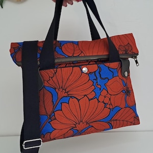 Wandelbare Umhängetasche mit Blumendruck
