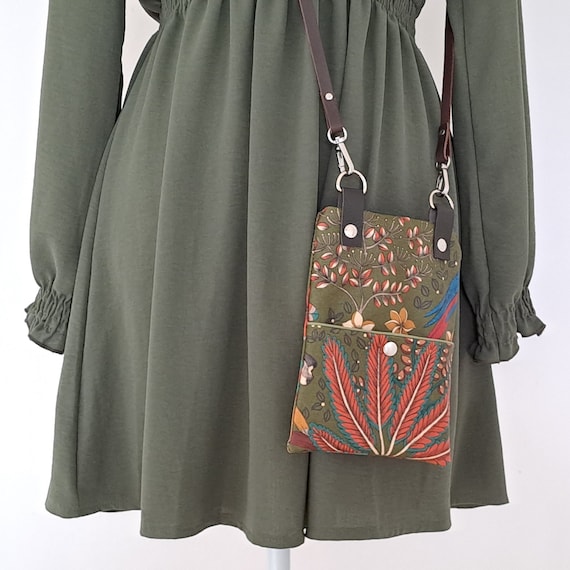 Khakifarbene Handytasche mit Schultergurt aus Leder mit tropischem