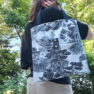 Wasserdichte Tragetasche – Pooltasche – Wasserfeste Tragetasche – Bedruckte Tasche im modernen Toile de Jouy-Stil