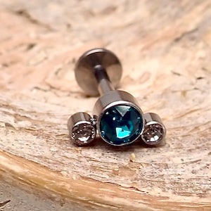 Piercing de titanio con parte posterior plana y pequeño implante de circonita cúbica transparente y esmeralda azul, 18 g, 16 g y 14 g