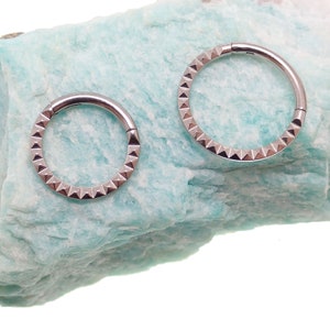 Pyramide gravée 8 mm, 10 mm cliquet en titane · Daith/Helix/Septum · 16 g