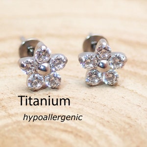 Implant grade Titanium metal flower earrings with zircon crystals, 100% Hypoallergenic, Sensitive ear, anodizing avaible 20g PAIR