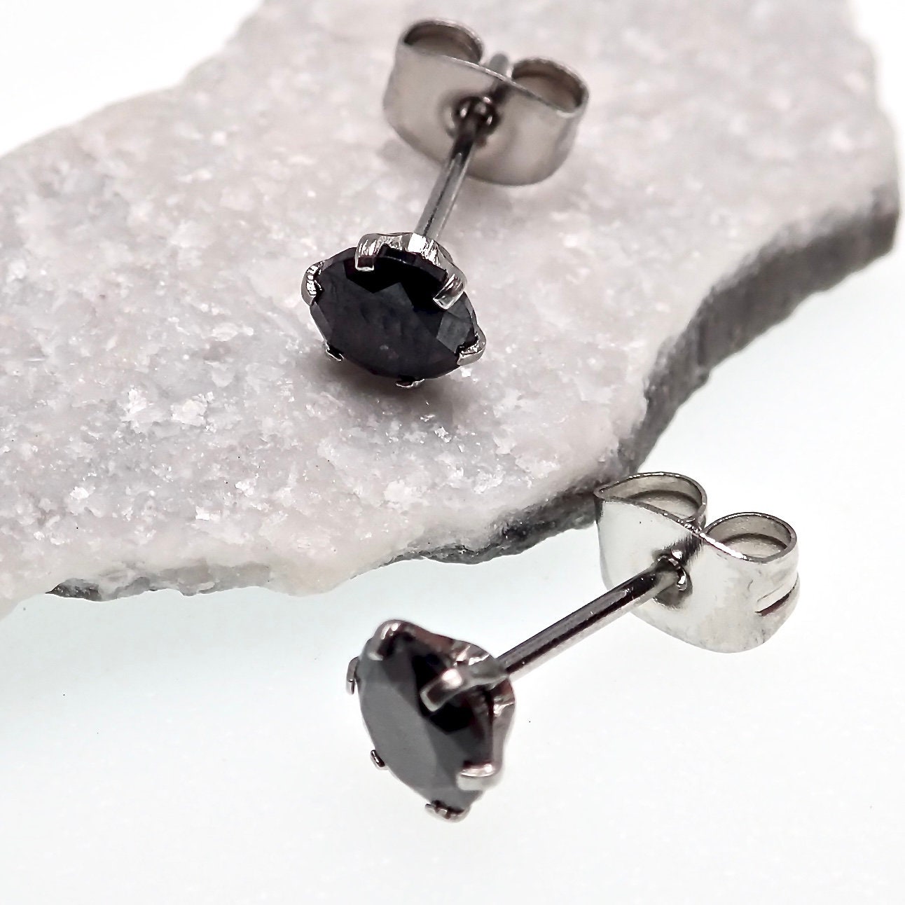 Piercing a perno piatto in acciaio chirurgico 18G con zirconi cubici – elica, cartilagine, anello al naso - Italia