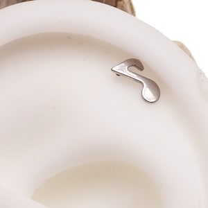 Piercing de titanio con forma de nota musical (18 g, 16 g y 14 g)