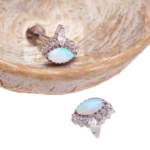 Wunderschönes Piercing mit Innengewinde, implantiertem Titan-Feueropal und CZ. Lippe, Tragus, Helix, Conch Pinner, Flatback Piercing 18g, 16g, 14g