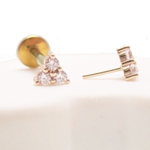 14K fadenlose Push Pin Dreifaltigkeit, flache Rückseite ist Titan, ideal für Lippe, Ohr, Tragus, Muschel, Philtrum, Nase, Helix, flach
