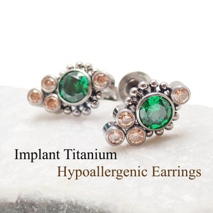 Pendientes de titanio de grado de implante, pendientes de circonita cúbica color esmeralda y champán, para oídos sensibles, par de 20 g. Úselo todo el día, nade, duchese, duerma.