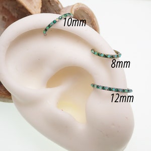 Puede incluir: Tres tama&ntilde;os de anillos de cart&iacute;lago de oreja de &oacute;palo y piedras preciosas verdes. Los anillos tienen un di&aacute;metro de 8 mm, 10 mm y 12 mm.