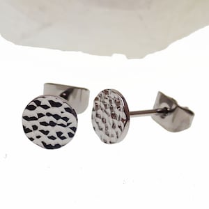 Ein Paar flache gehämmerte 6mm Scheiben hypoallergene Titan Ohrringe - Für empfindliche Ohren