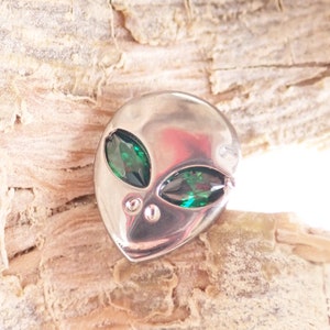 Implant titanium Smirking Alien  Threadless push fit flatback ,20g, 18g, 16g, 14g, helix, medusa, flat, tragus lobes, lip, conch piercing