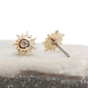 14K スレッドレス プッシュピン サン、CZ 付き、フラット バックはチタン製、唇、耳、耳珠、巻き貝、人中、鼻、らせん、フラットに最適