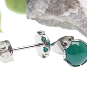 Implant-grade Titanium Natural Jade Stone disc earrings, 6mm titanium round filagree  stud earrings, 100% Hypoallergenic, Sensitive ear, 20g