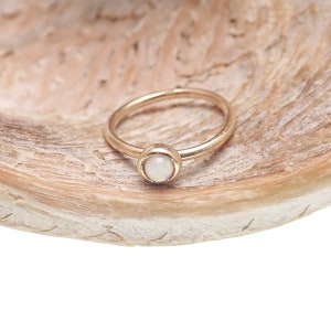 Pierścionek bezszwowy z białego opalu 14k złota 20g 6 mm/8 mm