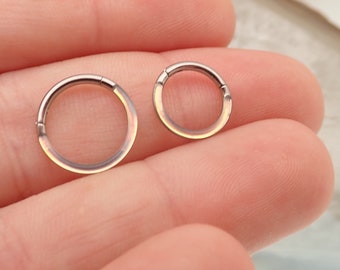 Implantat titan Fotokromiskt inlägg med gångjärn · Klicker · Septum, Helix, Daith, Conch · 16g, fler metallfärger!