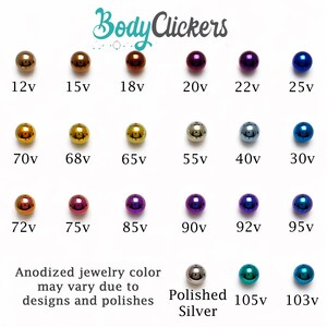 Pu&ograve; includere: Una collezione di sfere per gioielli anodizzate in vari colori, tra cui oro, viola e blu. Ogni sfera &egrave; etichettata con un numero e "v". Il testo "Body Clickers" &egrave; in alto e "Polished Silver" &egrave; visibile.