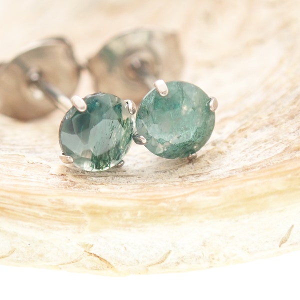 Pendientes de titanio con piedra natural de ágata musgosa. Se venden por pares. Hipoalergénicos, totalmente de titanio, incluyendo los cierres. Joyería minimalista. 20 g.