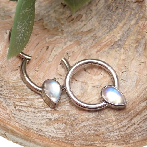 Anneau cliquable pour septum/daith en forme de goutte d'eau en pierre de lune, 16 g, titane de qualité implantaire, 8 mm, cliquet articulé