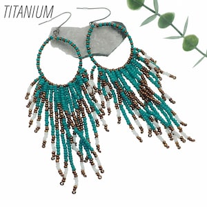 Boucles d'oreilles en titane avec un beau design en perles, idéales pour les oreilles sensibles
