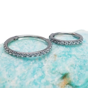 Klare CZ eingelegte Seite Titan Clicker · Muschel / Daith / Helix / Turm / Septum · 16g Hoop mit 18g / 20g Scharnier