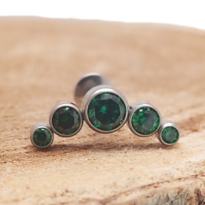 Piercing de titanio con parte posterior plana y diseño de circonita cúbica verde esmeralda de 18 g, 16 g y 14 g