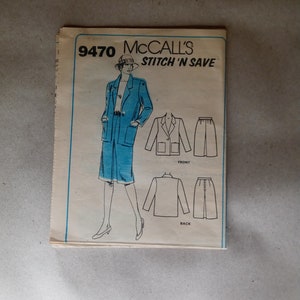 Könnte beinhalten: Ein McCall's Stitch 'N Save Schnittmuster für eine Jacke und einen Rock. Die Schnittmuster-Nummer lautet 9470. Das Schnittmuster zeigt eine Frau, die eine blaue Jacke und einen Rock trägt.
