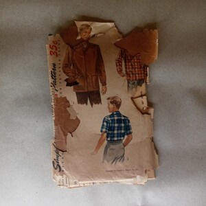 Può includere: Modello vintage Simplicity 35c per una camicia a quadri. Il modello include istruzioni per realizzare una camicia con colletto e maniche corte.