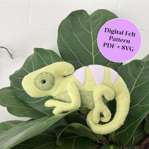 Puede incluir: Un camaleón de fieltro verde con detalles rosas, sentado en una hoja verde. El texto "Digital Felt Pattern PDF + SVG" está en un círculo morado.