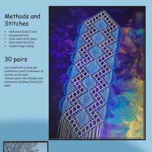 Pode incluir: Um marcador de página de renda branca com costuras azuis, sobre um fundo azul, roxo e dourado. O marcador de página é intitulado "Richard Bookmark" e diz "Designed and worked by Jenny Brandis" e "Pattern in 2 sizes".