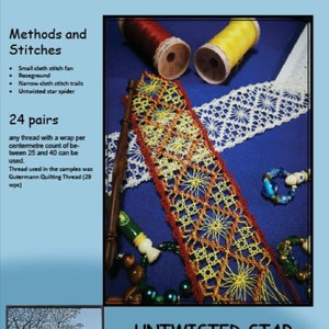 Puede incluir: Un marcapáginas con un diseño en forma de estrella en hilo rojo, amarillo y blanco. El marcapáginas se llama "Untwisted Star Spider Bookmark" y fue diseñado y realizado por Jenny Brandis. El marcapáginas está disponible en dos tamaños.