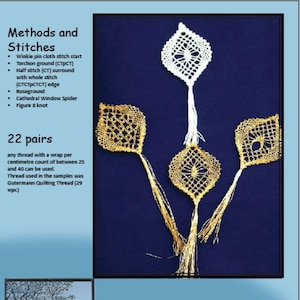 Pode incluir: Um conjunto de três ornamentos de renda dourada e branca com o título "Faith Ornament Set" e o texto "Designed and worked by Jenny Brandis" e "Pattern in 2 sizes".