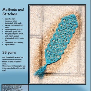 Peut inclure: Un marque-page en crochet bleu avec un bord festonné et un pompon. Le marque-page est posé sur une surface texturée. Le texte "KAY BOOKMARK" est imprimé en noir en bas de l'image. Le texte "Designed and worked by Jenny Brandis" est imprimé en noir sous le titre. Le texte "Pattern in 2 sizes" est imprimé en noir sous le nom du designer.