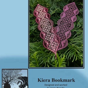 Könnte beinhalten: Ein rosa-violettes Spitzen Lesezeichen mit einem filigranen Design, genannt "Kiera Bookmark", entworfen und gearbeitet von Jenny Brandis.