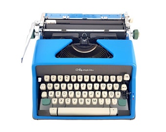 SALE!* Vintage manual Olympia SM7 typewriter from the 1960s in good working condition, portable typewriter in blue colour!