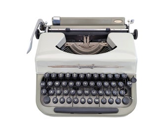 SALE!* Ultraportable Swissa Junior typewriter from the 1960s, in working condition and original grey colour, with qwerty keyboard