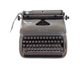 SALE!* 1950s Optima Progress 3 typewriter, in good working condition, desk typewriter, vintage, qwerty keyboard, original typewriter.