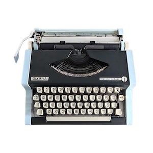 Sale!* Vintage Olympia Traveller typewriter from the 1970s in good working condition, blue colours, manual, qwerty.