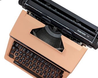 Vintage Triumph Gabriele 12 Typewriter – Salmon Pink QWERTY
