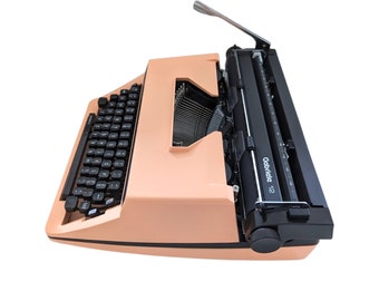 Vintage Triumph Gabriele 12 Typewriter – Salmon Pink QWERTY