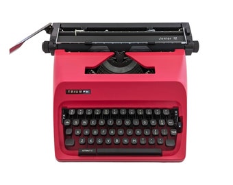 AANBIEDING!* Een vintage Triumph Junior 12 typemachine, een op maat gemaakte rode typemachine met qwerty-toetsenbord, een moderne bureautypemachine, jaren 80.