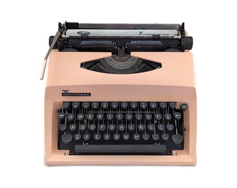 SALE!* Vintage Triumph Contessa De Luxe Schreibmaschine, eine pfirsich-pink-orange Schreibmaschine mit einer QWERTZ-Tastatur, Schreibmaschine aus den 1970er Jahren.