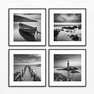 Può includere: Un set di quattro fotografie in bianco e nero incorniciate che mostrano scene costiere. La foto in alto a sinistra mostra una piccola barca di legno in acqua. La foto in alto a destra mostra una costa rocciosa con un cielo nuvoloso. La foto in basso a sinistra mostra un molo di legno che si estende nell'acqua. La foto in basso a destra mostra un faro su un'isola rocciosa.