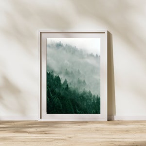 Poster Wald, Bild Wald im Nebel, Wald Foto, Berg Poster, grüne Waldwanddekoration, Landschaft Gebirge, großes vertikales Wandposter Bild 2